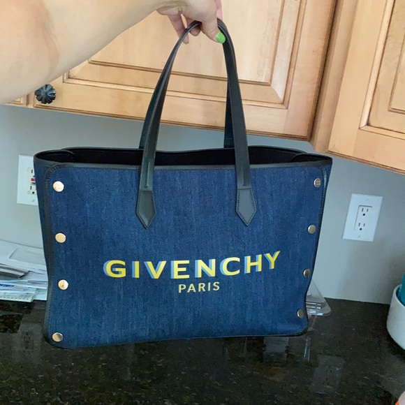 Givenchy Handbags - Givenchy tote